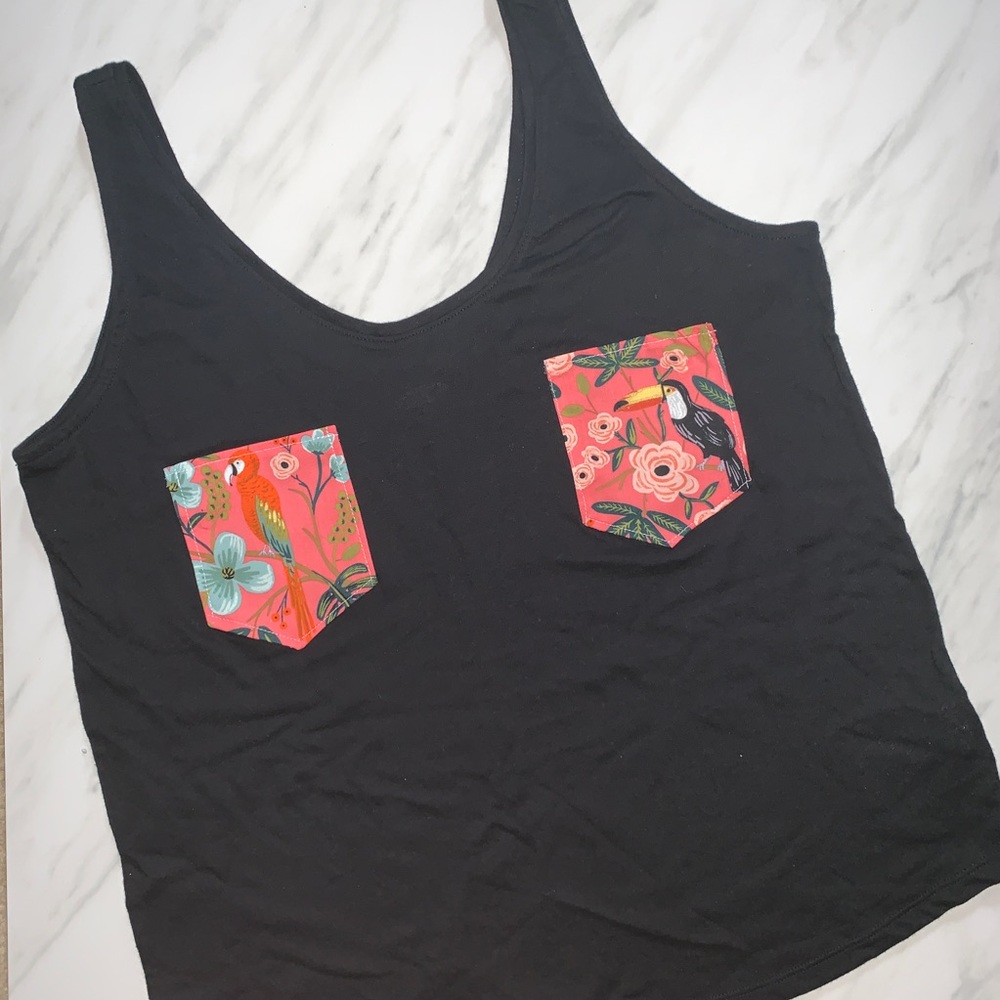 Old Navy Sleeveless Blk Top Rifle Paper Pocket